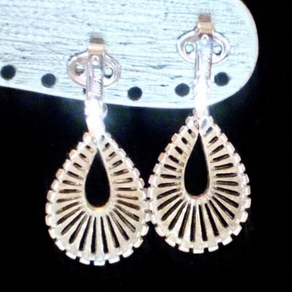 Vintage Crown Trifari Silver Tone Drop Clip On Earrings - Picture 2 of 5